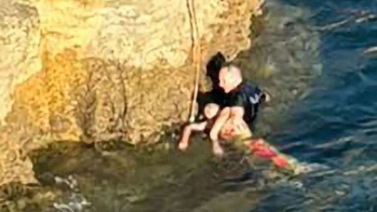 Populares resgatam jovem na Boca do Inferno, Cascais