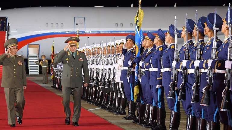 O ministro da Defesa russo, Serguei Shoigu, é recebido no aeroporto de Pyongyang, na Coreia do Norte, pelo seu homólogo norte-coreano e pelo embaixador da Rússia no país.