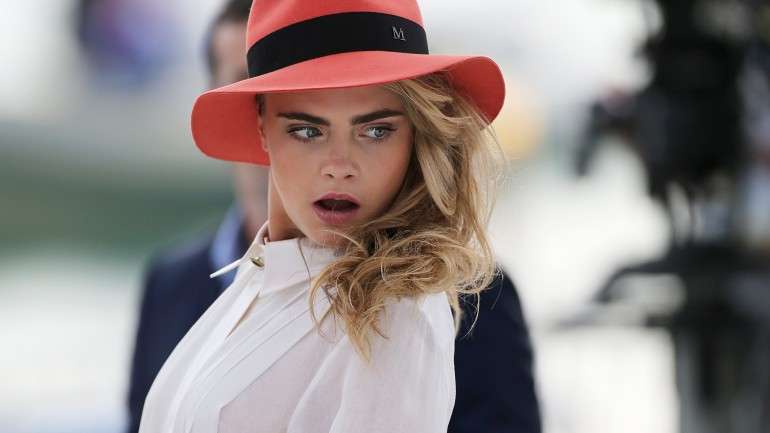 A modelo Cara Delevigne é considerada um ícone de estilo pela revista Vogue.