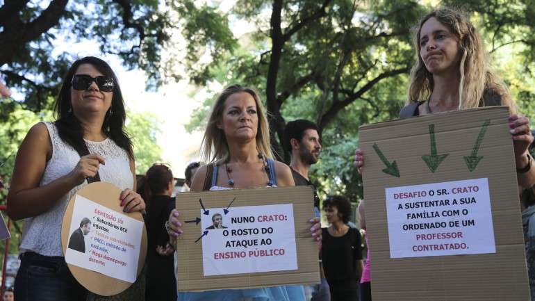 Mais de 400 docentes tiveram de mudar de escola e 150 ficaram desempregados depois de terem estado a dar aulas no início do ano