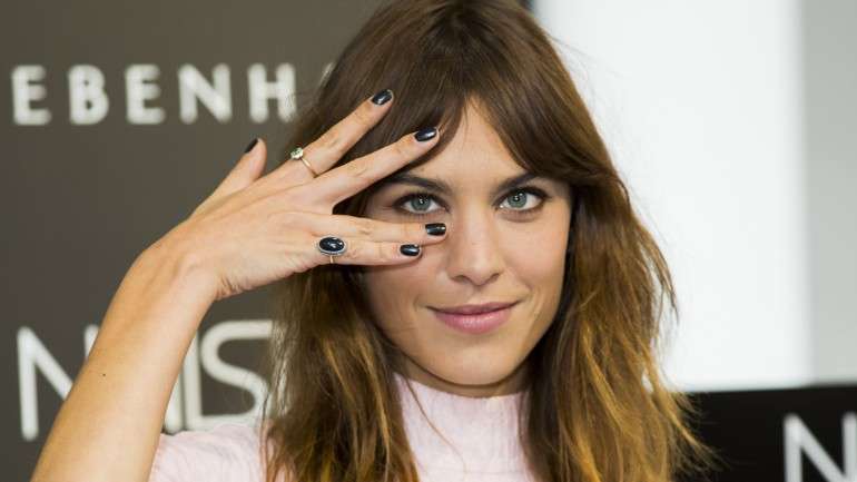 A modelo britânica Alexa Chung gosta tanto de unhas bonitas que até já lançou a sua própria coleção de vernizes.