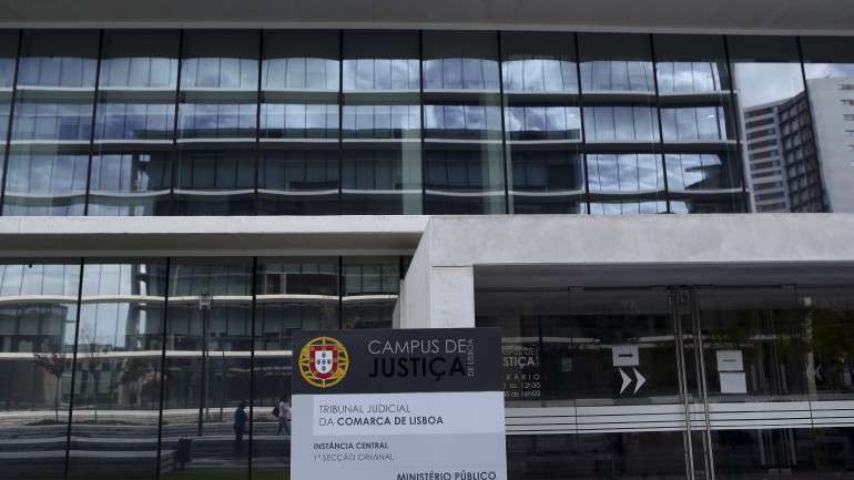A lei da reforma judiciária já não prevê a existência de procuradorias distritais. Mas estas continuam previstas no estatuto do MP