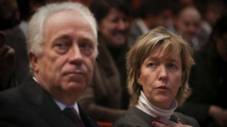 Ministra das Finanças diz que há divergências entre as previsões portuguesas e as