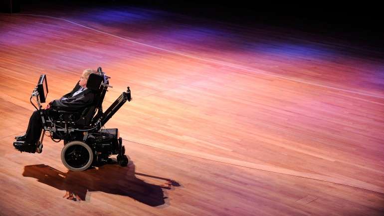 Stephen Hawking utiliza uma aplicação para falar que aprende como ele fala e que sugere que palavras usar a seguir