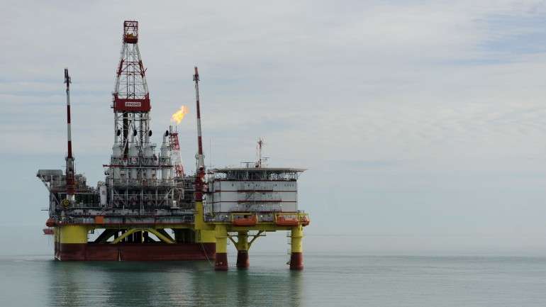 Preços do petróleo deverão continuar a baixar nos mercados internacionais