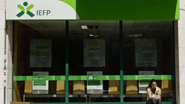 Em novembro, houve menos 7.433 pessoas inscritas do que em outubro