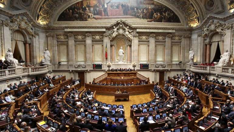 Em causa estão os feriados do Corpo de Deus, o 5 de outubro, o 1 de novembro e o 1 de dezembro