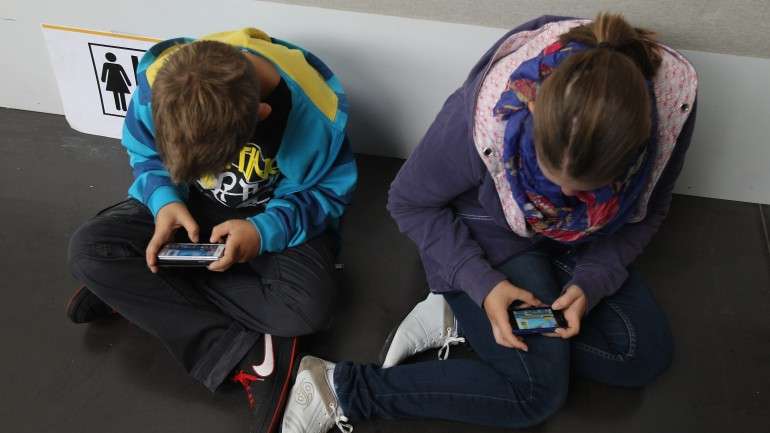 Jovens ao telemóvel