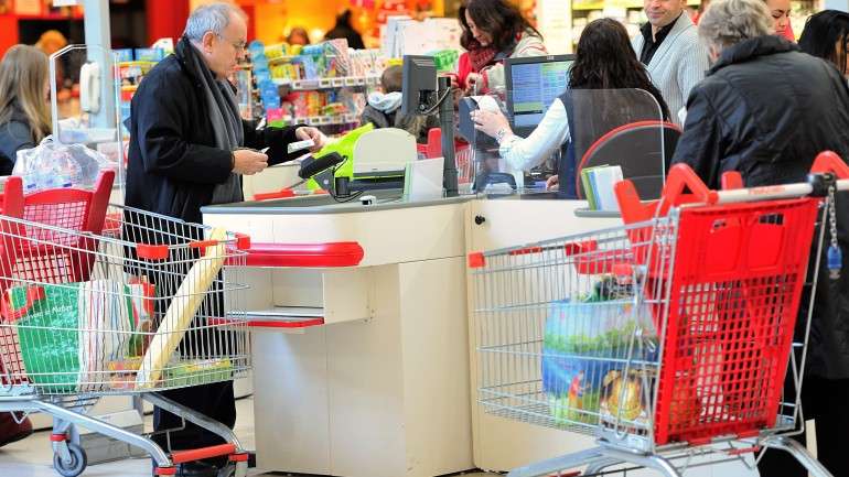 A criança estava num carrinho de compras quando tirou a arma à mãe