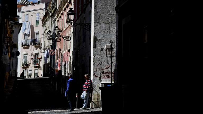 Ao todo, as 27 câmaras permitem a visualização de imagens em tempo real, entre as 18h00 e as 07h00, podendo servir como “meio de identificação e prova”