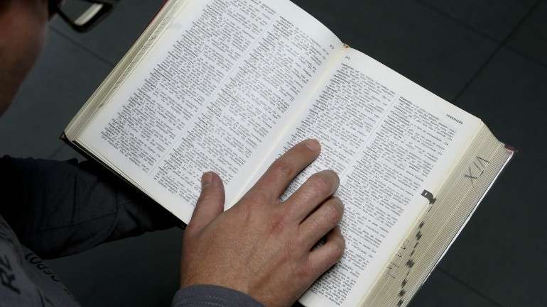 Ensono de português no estrangeiro em risco