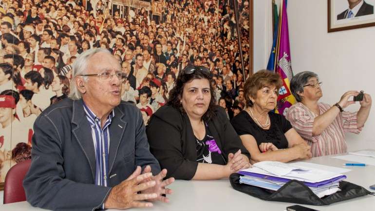 António Campos (à esquerda, na fotografia) afirmou: "vim visitar um amigo que está aqui detido e não sei qual é a razão por que está detido"