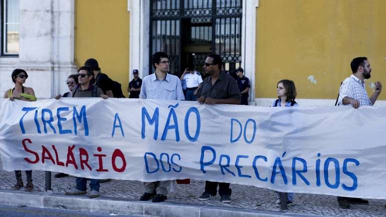 Associação de Precários entrega conto na Assembleia