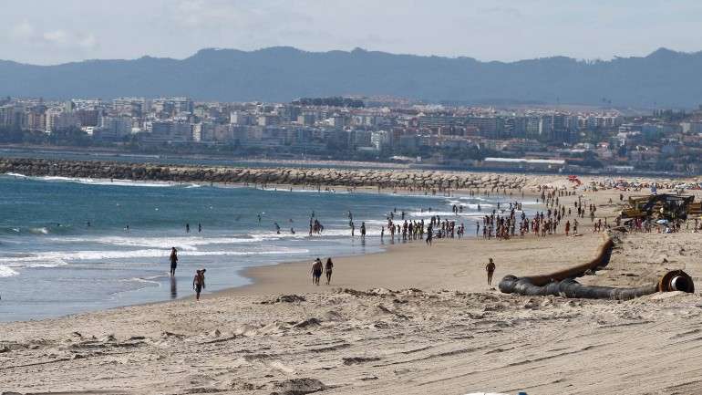 Foi parcialmente cortada a estrada principal de acesso à Costa de Caparica.
