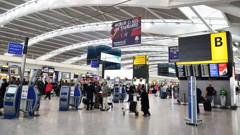 Voos cancelados devido a uma falha no sistema informático no centro de controlo aéreo de Inglaterra, na sexta-feira.