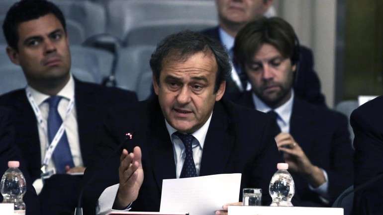 Michel Platini insiste na proposta do cartão branco que FIFA já rejeitou