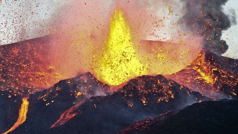 Lava mantém-se a pouco mais de 600 metros de Bangaeira, povoação que, tal como Portela, foi destruída pela torrente