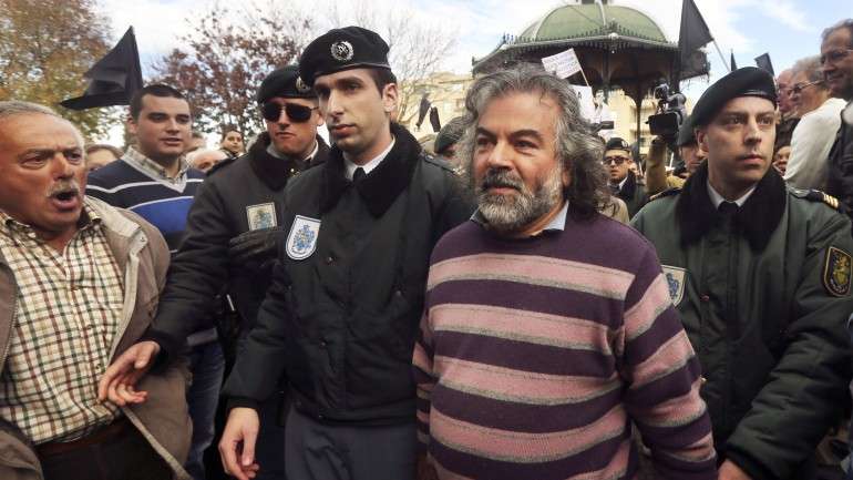 O novo sacerdote de Canelas foi obrigado a abandonar a igreja devido aos protestos da população