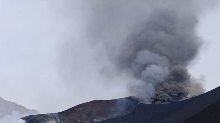 Lava do Vulcão do Fogo abranda