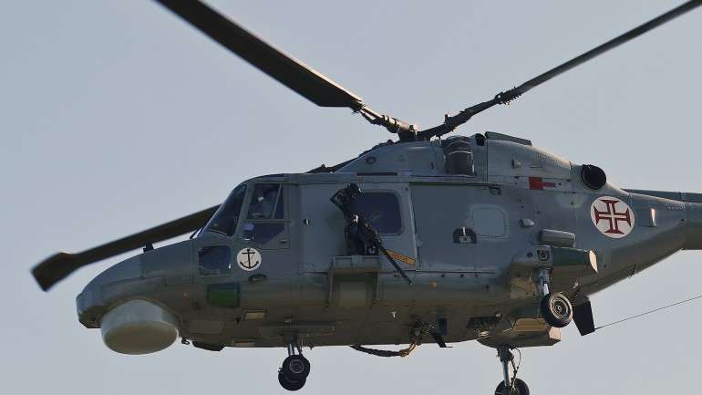 O helicóptero permanecerá na fragata "para alguma eventualidade pontual", afirma o almirante Silvestre Correia.
