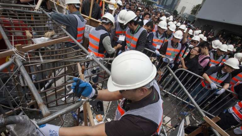 Polícia de Hong Kong deteve manifestantes que se recusaram a abandonar locais de protesto