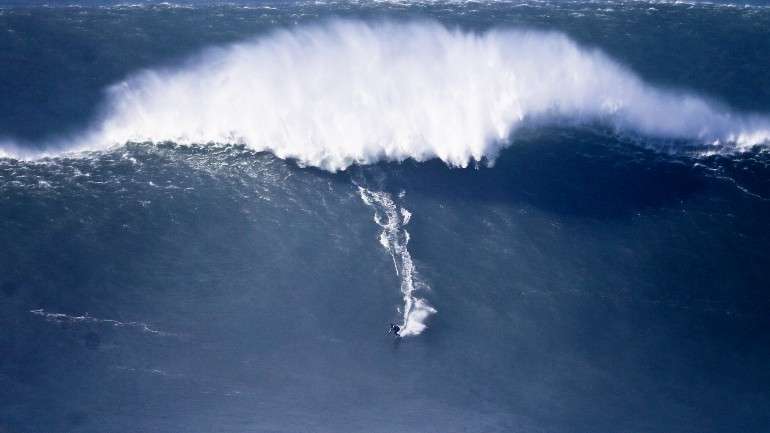 Dia do surfista havaiano começou ainda noite escura, com uma passagem pelo porto da Nazaré