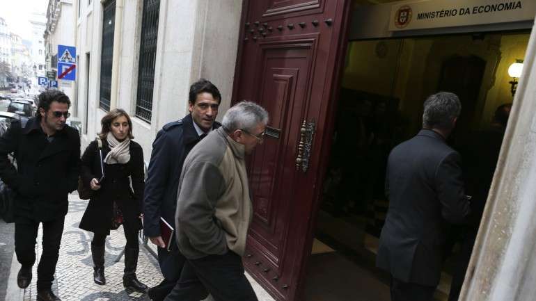 Os representantes dos sindicatos, à entrada da reunião com Pires de Lima, onde se tentou chegar a um acordo