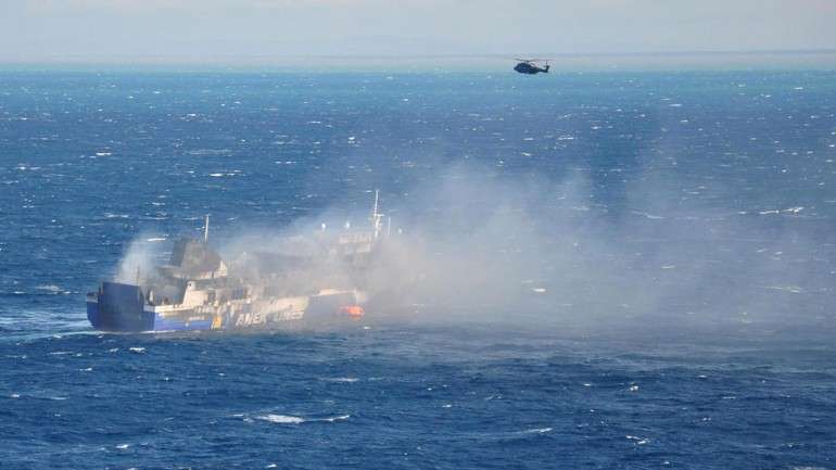 Aviões militares continuam a sobrevoar a área em torno do ferry, à procura de cadáveres