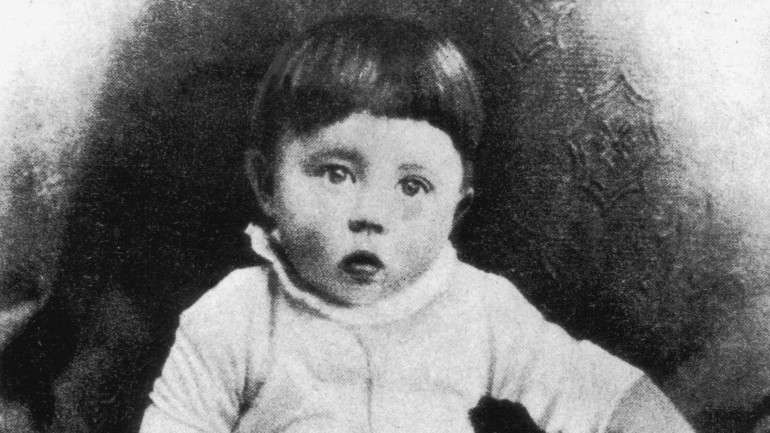 Hitler com pouco mais de um ano, numa fotografia de 1890, altura em que ainda vivia em Braunau