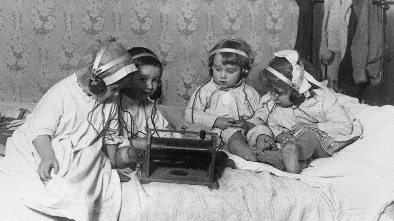 O Guardian escreveu que a loucura em torno de Serial é a "Beatlemania do mundo de não-ficção da rádio pública"