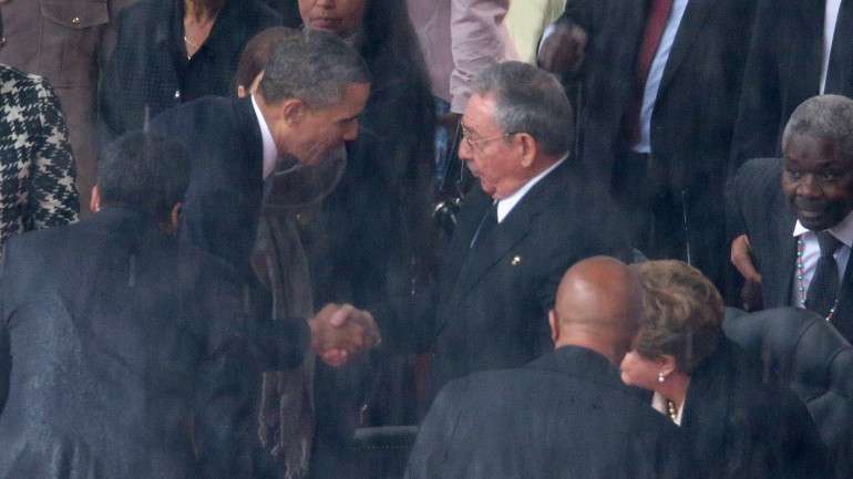 Momento histórico em que Barack Obama cumprimenta Raúl Castro, no funeral de Nelson Mandela