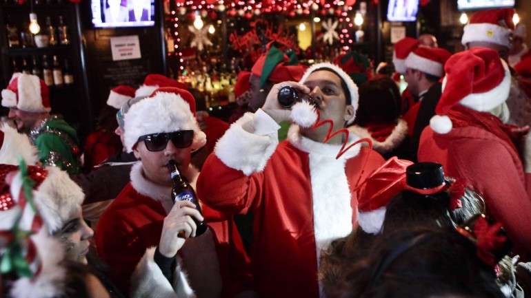 A Santacon reúne várias pessoas que se disfarçam de Pai Natal