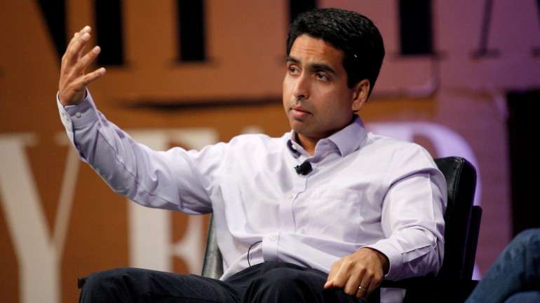Salman Khan a discursar numa conferência organizada pela Vanity Fair.