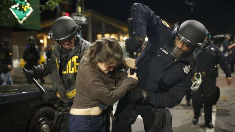 Os ânimos exaltaram-se em Berkeley, pela primeira vez desde o início das manifestações.
