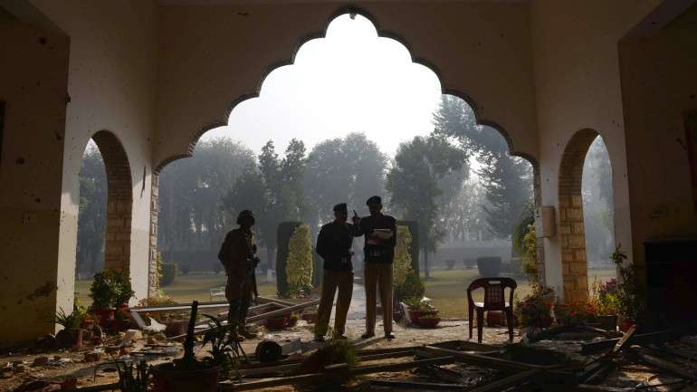 Destroços da escola militar em Peshawar, no Paquistão, depois do ataque talibã que vitimou 148 pessoas