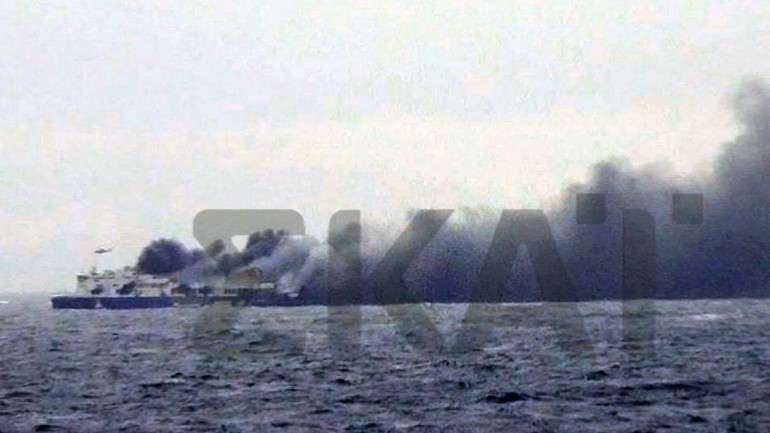 Resgate está a ser dificultado pelas condições metereológicas. Imagem da televisão grega SKAI