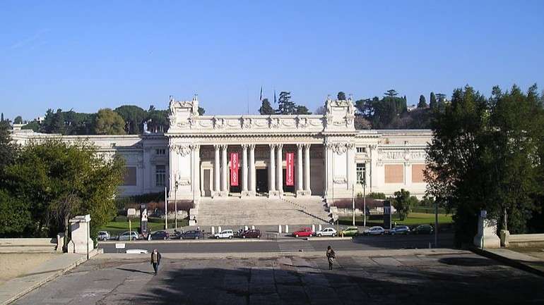 Homem roubou estátua enquanto visitava museu