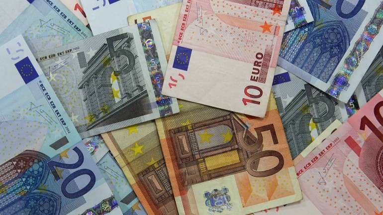 Peritos recomendam a Portugal "que garanta que o salário mínimo assegure aos trabalhadores e famílias uma vida decente