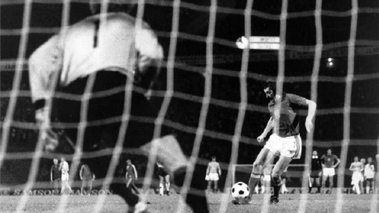Treino antes. Várias vezes. E até engordou, com chocolates e cervejas, por ser bem sucedido. Antonín Panenka inventou e deu nome a uma forma de marcar penáltis