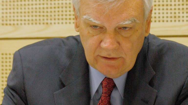 Para além da carreira académica, Brian Atwood desempenhou cargos no governo norte-americano, na ONU e na OCDE