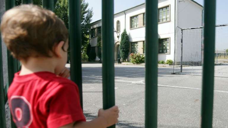 Escolas primárias com menos de 48 alunos passam a ter um funcionário
