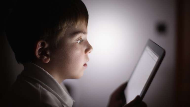 Telefones e tablets no quarto não deixam crianças descansar