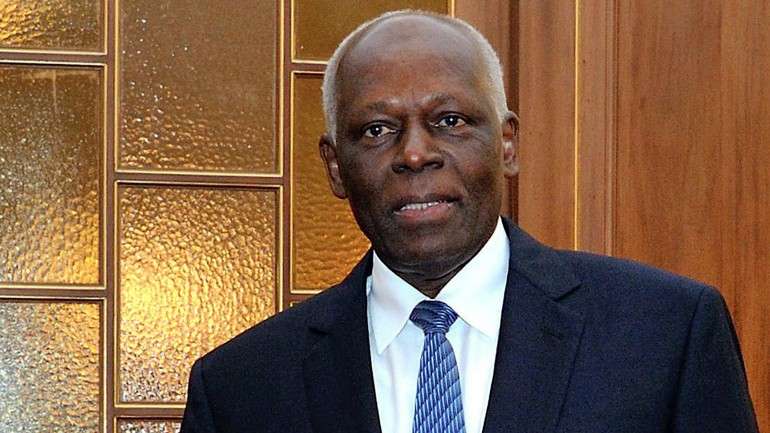 José Eduardo dos Santos: queda do petróleo está a colocar a economia angolana em graves dificuldades