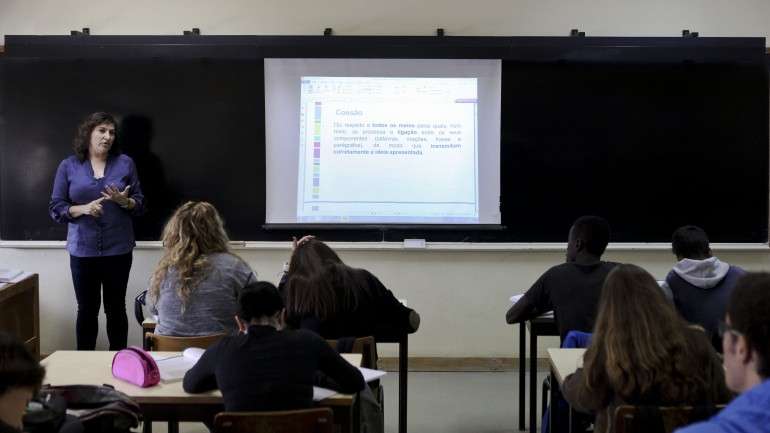 Autarquias vão poder utilizar verbas das poupanças em reforço de disciplinas e até contratação de docentes