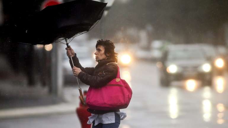 A partir do fim do dia de sábado, vai registar-se uma diminuição gradual da intensidade do vento e da precipitação