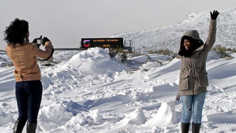 Estradas que levam ao maciço central da Serra da Estrela estão encerradas