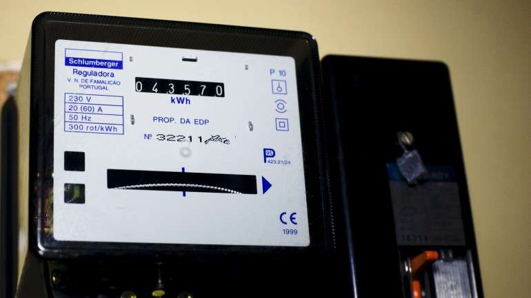 Autoridade Tributária e Aduaneira vai cruzar informações entre o cadastro predial e os dados dos contratos da luz, água e gás