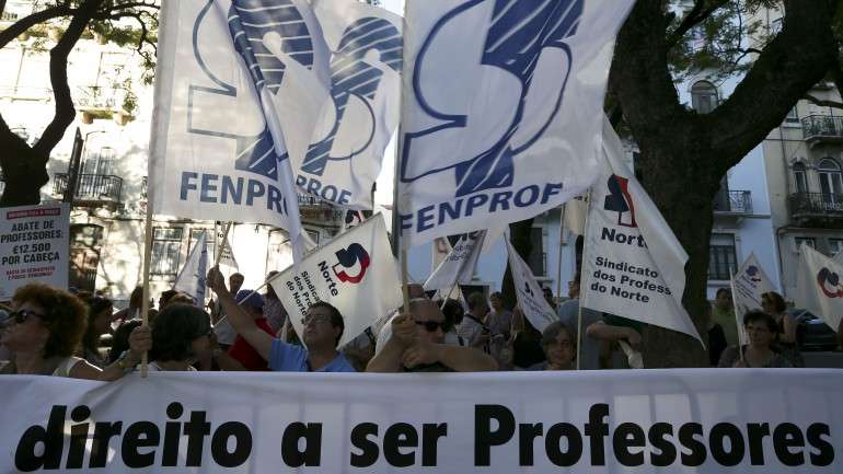 Organizações sindicais e responsáveis do governo voltam a reunir-se para discutir a mobilidade especial dos docentes.