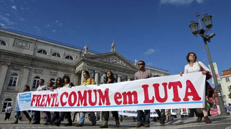 Trabalhadores vão exigir ao executivo a reposição das 35 horas de trabalho semanais na função pública.