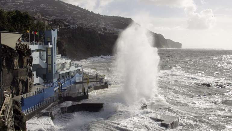 As ondas podem atingir os 5,5 metros